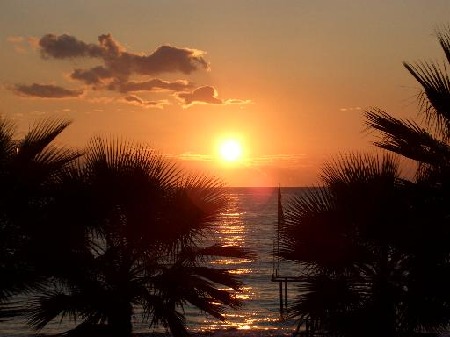 "Sonnenaufgang am Strand vom Club"